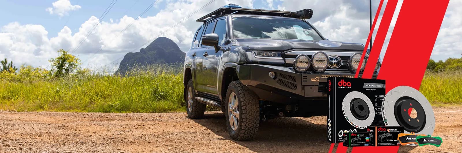 Toyota Land Cruiser sur une piste de terre dans l'outback à côté des emballages de disques et plaquettes DBA 4000 Series