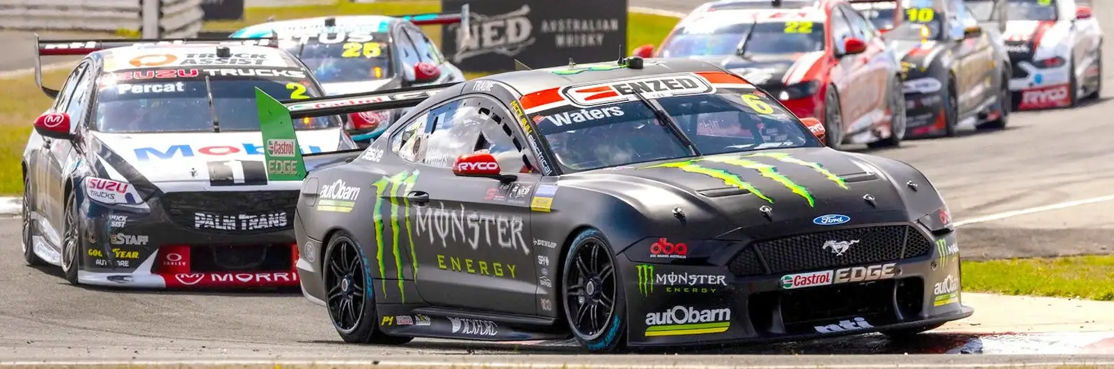 Supercar Ford Mustang Monster Energy en tête d'un peloton de voitures de course sur circuit