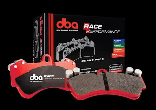 Plaquettes de frein DBA Race Performance avec plaques de support rouges et matériau de friction spécialisé présentées avec leur boîte d'emballage