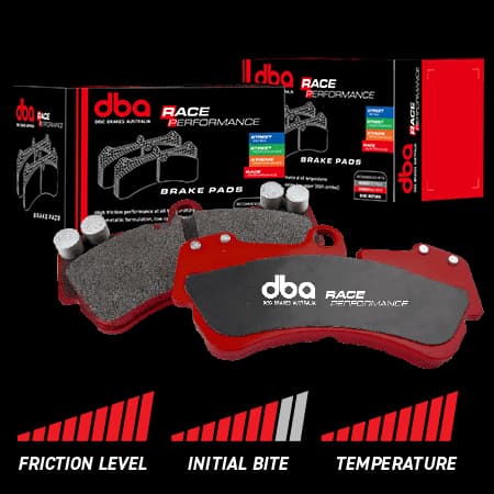 Plaquettes DBA Race Performance avec plaques de support rouges et matériau de friction haute température présentées avec leurs boîtes d'emballage