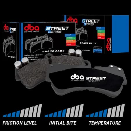 Plaquettes DBA Street Series avec plaques noires et matériau de friction présentées à côté des boîtes pour remplacement OE