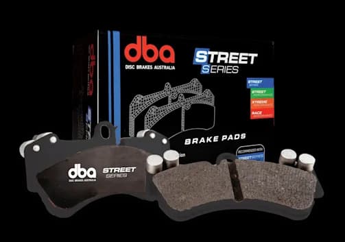 Plaquettes de frein DBA Street Series avec plaques de support noires et matériau de friction présentées avec leur boîte d'emballage