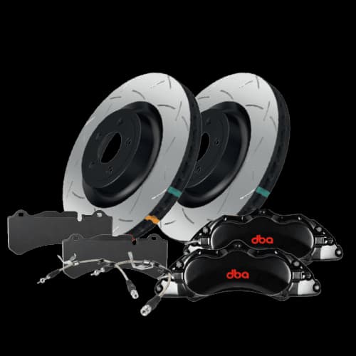 Kit upgrade freins DBA montrant rotors freins rainurés, plaquettes frein et étriers 6 pistons avec branding DBA