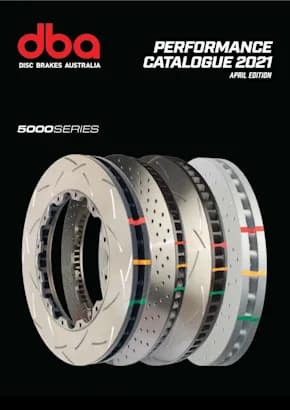 Couverture du Guide d'achat Friction DBA montrant plaquettes et mâchoires de frein avec emballages sur fond sombre