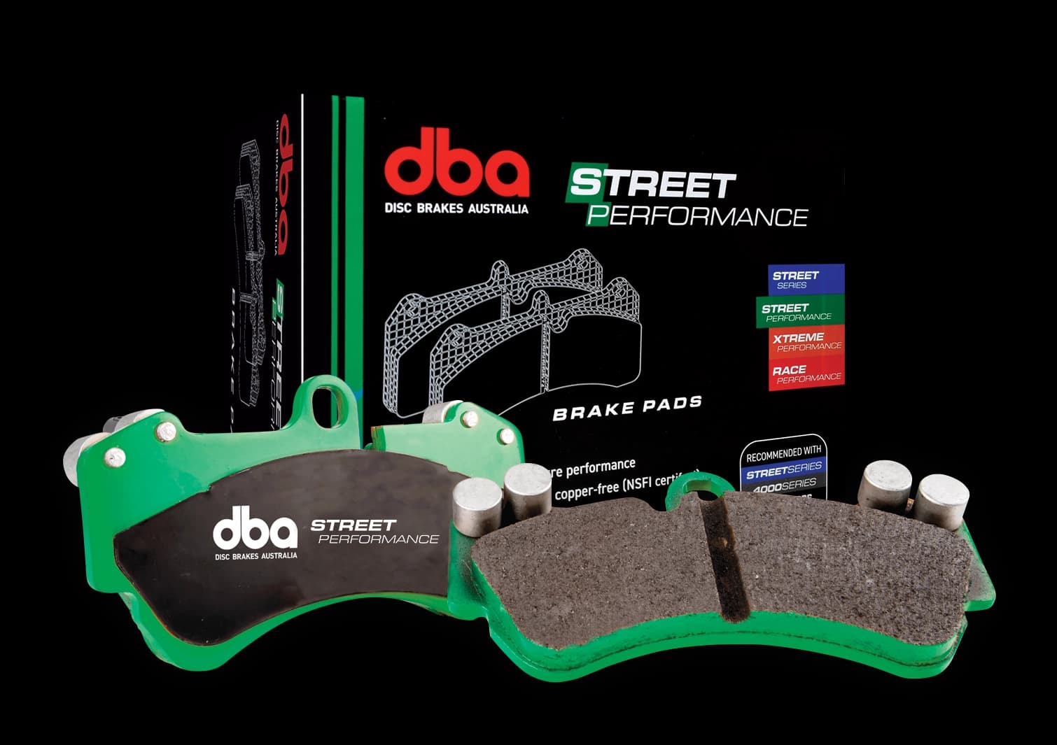 Plaquettes Frein DBA Street Performance - Composé Vert Sans Cuivre 4x4 Plaquettes frein DBA Street Performance en composé vert distinctif avec emballage montrant certification NSFI sans cuivre pour applications 4x4