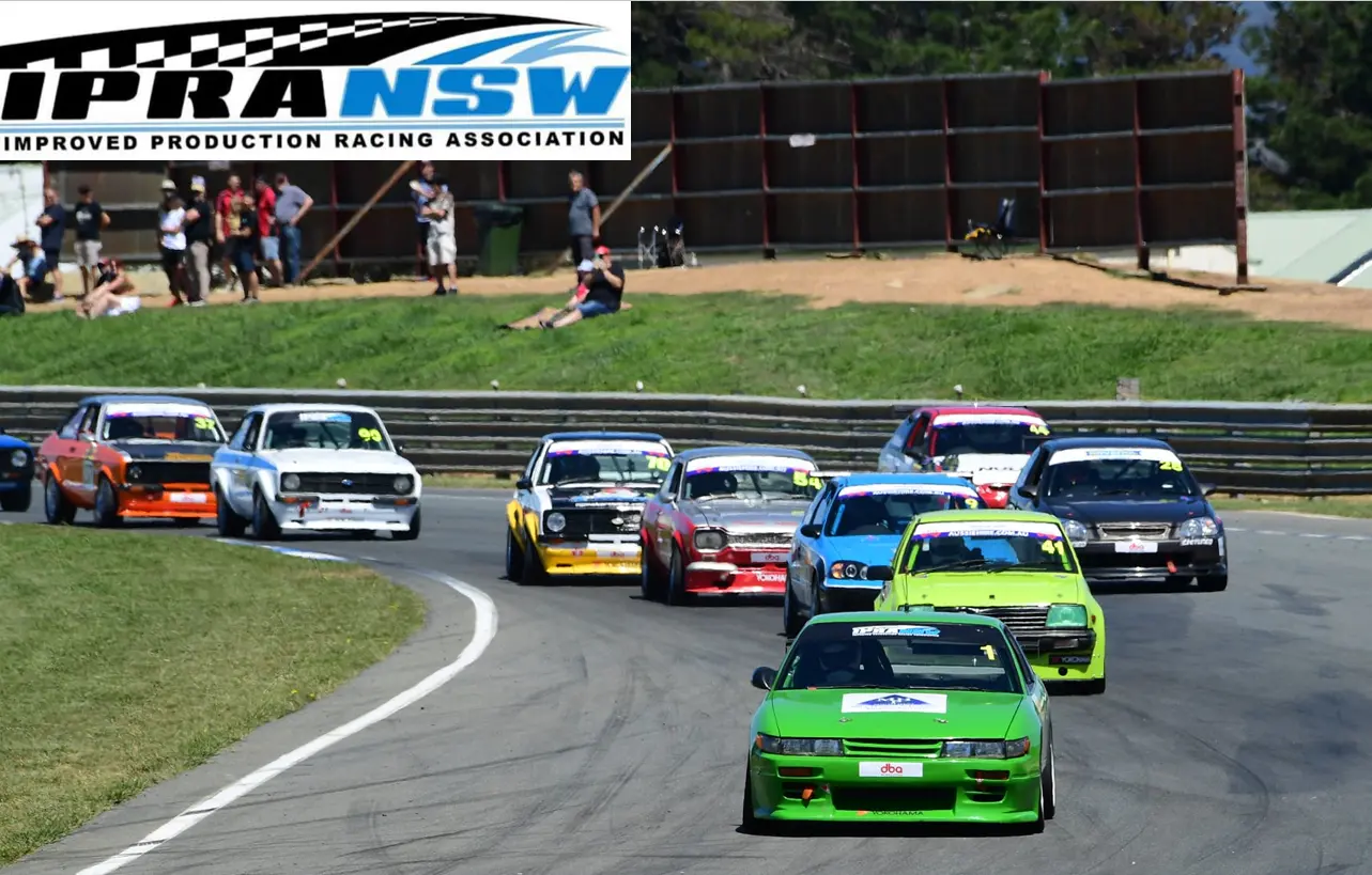 Sponsoring DBA de IPRA NSW Improved Production Racing - Motorsport Circuit Australien Voitures de course IPRA NSW Improved Production en compétition sur circuit avec sponsoring freins DBA visible sur véhicules pendant événement motorsport australien