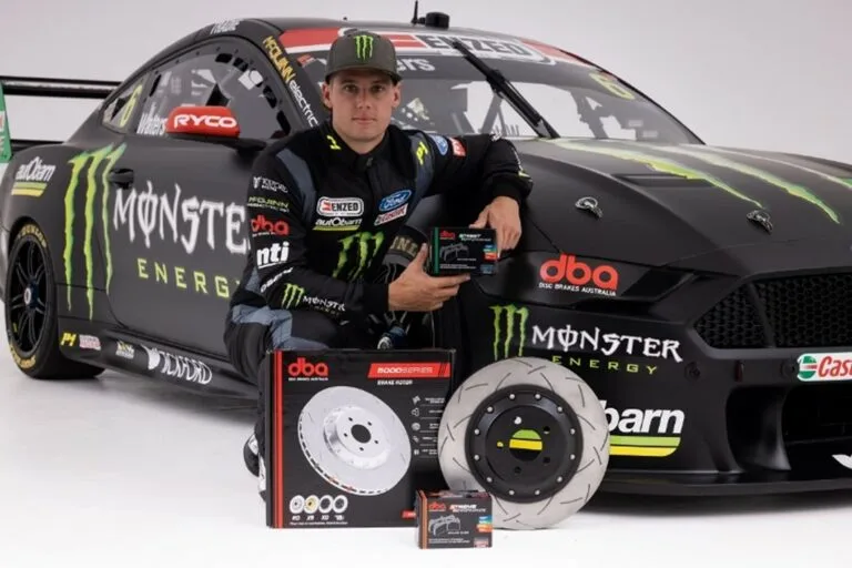 Partenariat Produits de Frein DBA avec Tickford Racing - Saison Supercars 2022 Pilote Tickford Racing Supercars posant avec produits disques de frein DBA devant voiture de course Ford Mustang Monster Energy lors annonce partenariat 2022