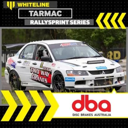 Partenariat DBA avec Whiteline Tarmac RallySprint Series - NSSCC Sydney Motorsport Mitsubishi Lancer Evolution blanche de rallye avec sponsoring freins DBA en compétition dans Whiteline Tarmac RallySprint Series au Sydney Dragway, organisé par NSSCC