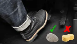 Test de fermeté de la pédale de frein après la procédure de purge montrant la sensation correcte (dure/ferme) versus incorrecte (molle/spongieuse) Pied appuyant sur la pédale de frein avec indicateurs graphiques montrant une coche verte pour pédale ferme et une croix rouge pour pédale molle