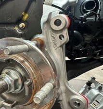 Étape 4B: Identification des points de contact sur le moyeu d'origine qui nécessitent un retrait pour l'ajustement correct de l'étrier DBA Moyeu d'origine avec zone de contact visible marquée pour modification afin d'assurer un espace correct pour l'installation de l'étrier DBA