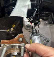 Étape 4C: Marquage de l'excès de matériau sur le moyeu d'origine qui nécessite un retrait pour accommoder l'étrier de frein DBA Technicien marquant les points de contact sur le moyeu d'origine où l'excès de matériau doit être retiré pour l'espace de l'étrier DBA