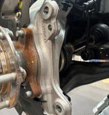 Étape 4A: Inspection du moyeu d'origine pour les points de contact potentiels avec l'étrier DBA après modification de la plaque support Gros plan du moyeu d'origine et de la plaque support modifiée montrant les points de contact potentiels avec l'étrier DBA pendant l'installation