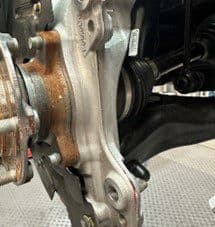 Étape 4D: Moyeu d'origine modifié avec excès de matériau retiré fournissant l'espace nécessaire pour l'ajustement de l'étrier DBA Moyeu d'origine modifié après retrait de l'excès de matériau montrant un espace correct pour l'installation de l'étrier DBA